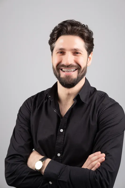 Пациент Orthodontica с металлическими брекетами