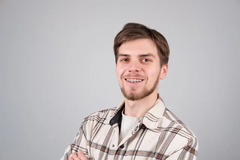 Пациент Orthodontica с металлическими брекетами