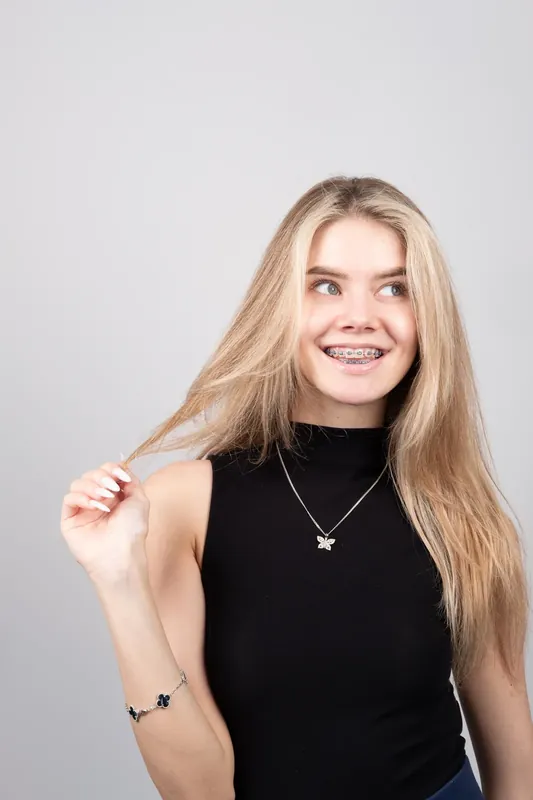 Пациент Orthodontica с металлическими брекетами