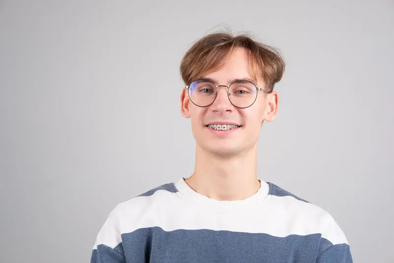 Пациент Orthodontica с металлическими брекетами
