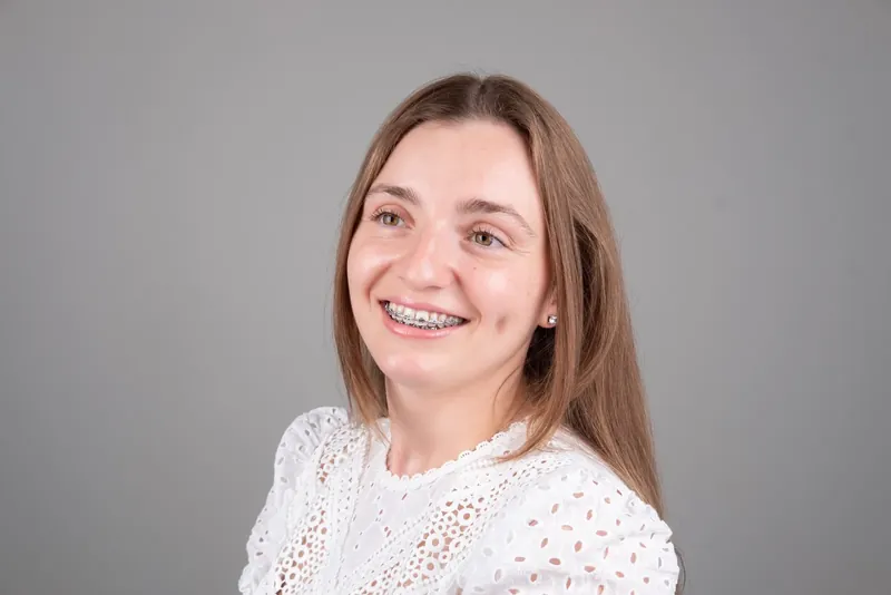 Пациент Orthodontica с металлическими брекетами