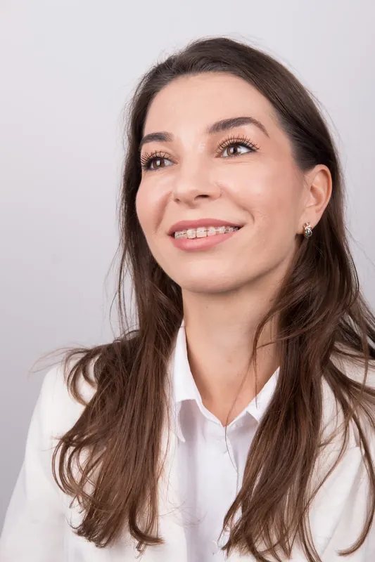 Пациент Orthodontica с сапфировыми брекетами